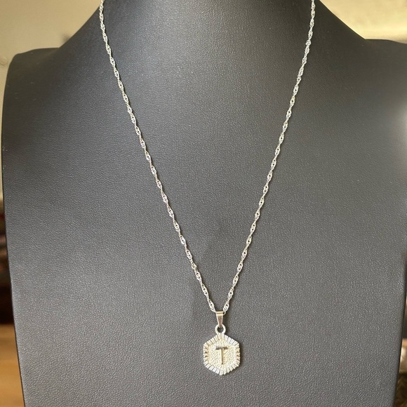 Jewelry - Elegant Silver “T” Pendant Necklace NIP